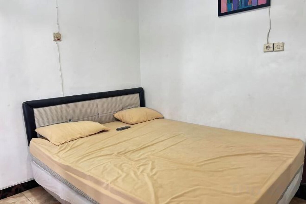 Een bureau, gratis wifi, beddengoed