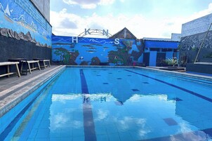 Una piscina al aire libre