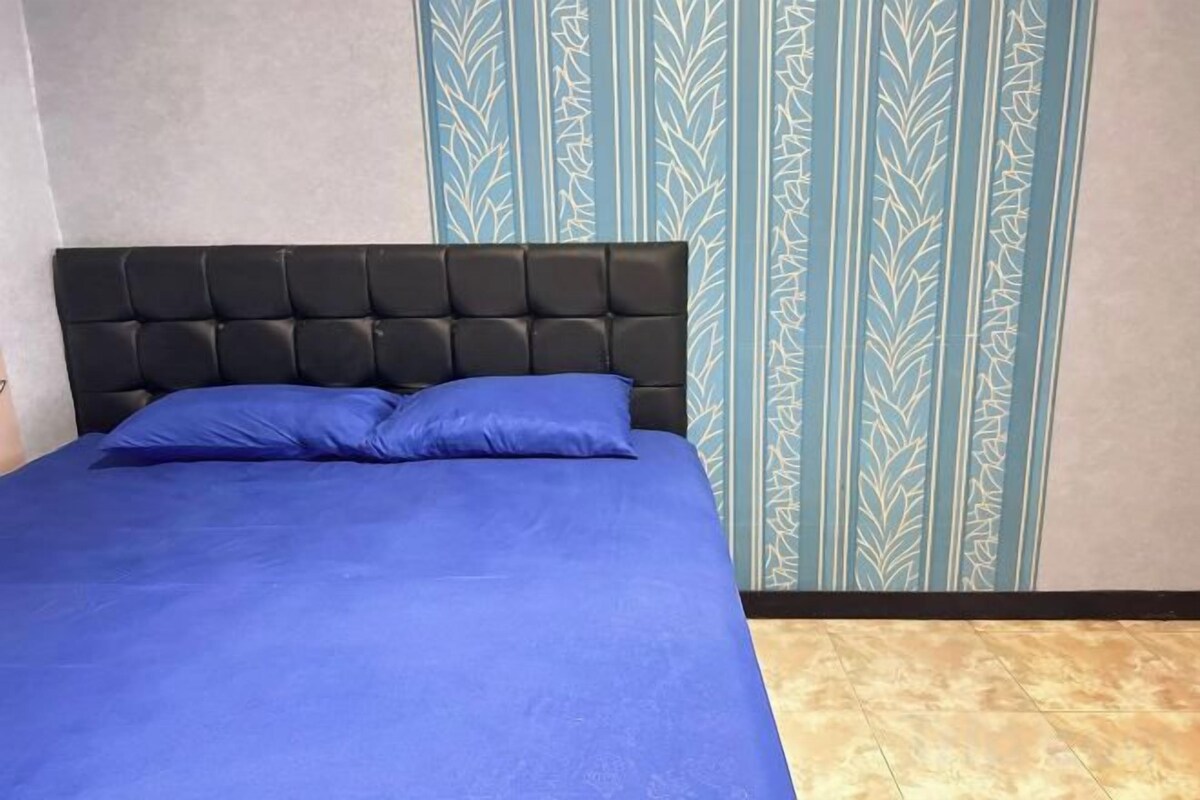 Desk, free WiFi, bed sheets