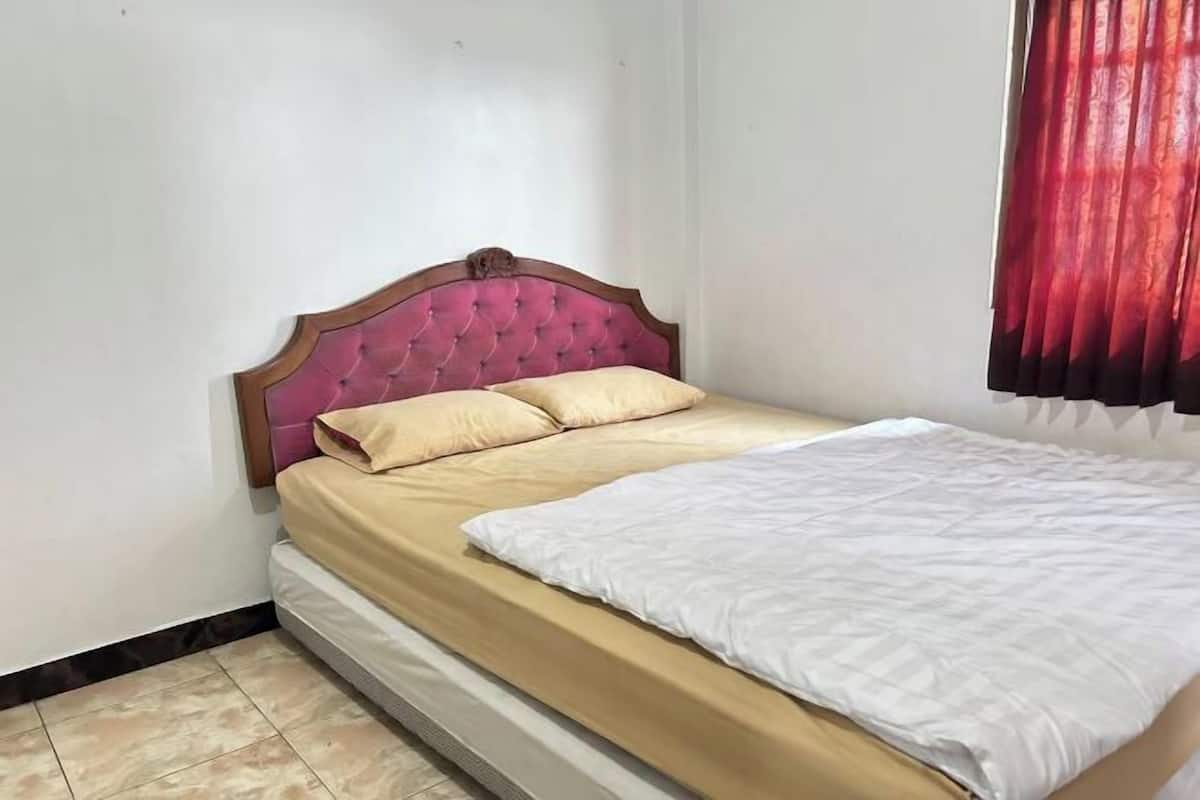 Een bureau, gratis wifi, beddengoed