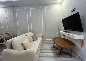 Quarto standard | Área de estar | TV LCD 32 polegadas com canais a cabo