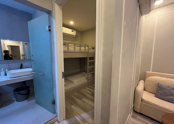 Habitación exclusiva | Minibar, caja fuerte, escritorio y cortinas opacas