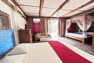 Escritorio, wifi gratis y ropa de cama 