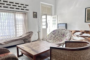 Lobby sitting area - Chez Laelik (Sewon)