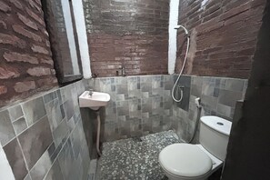 Kamar Double Deluks | Kamar mandi | Shower dan pancuran hujan