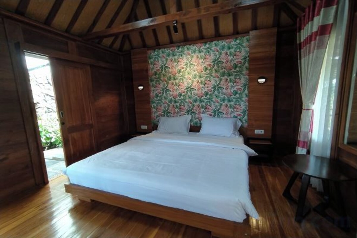 Escritorio, tabla de planchar con plancha, wifi gratis y ropa de cama 