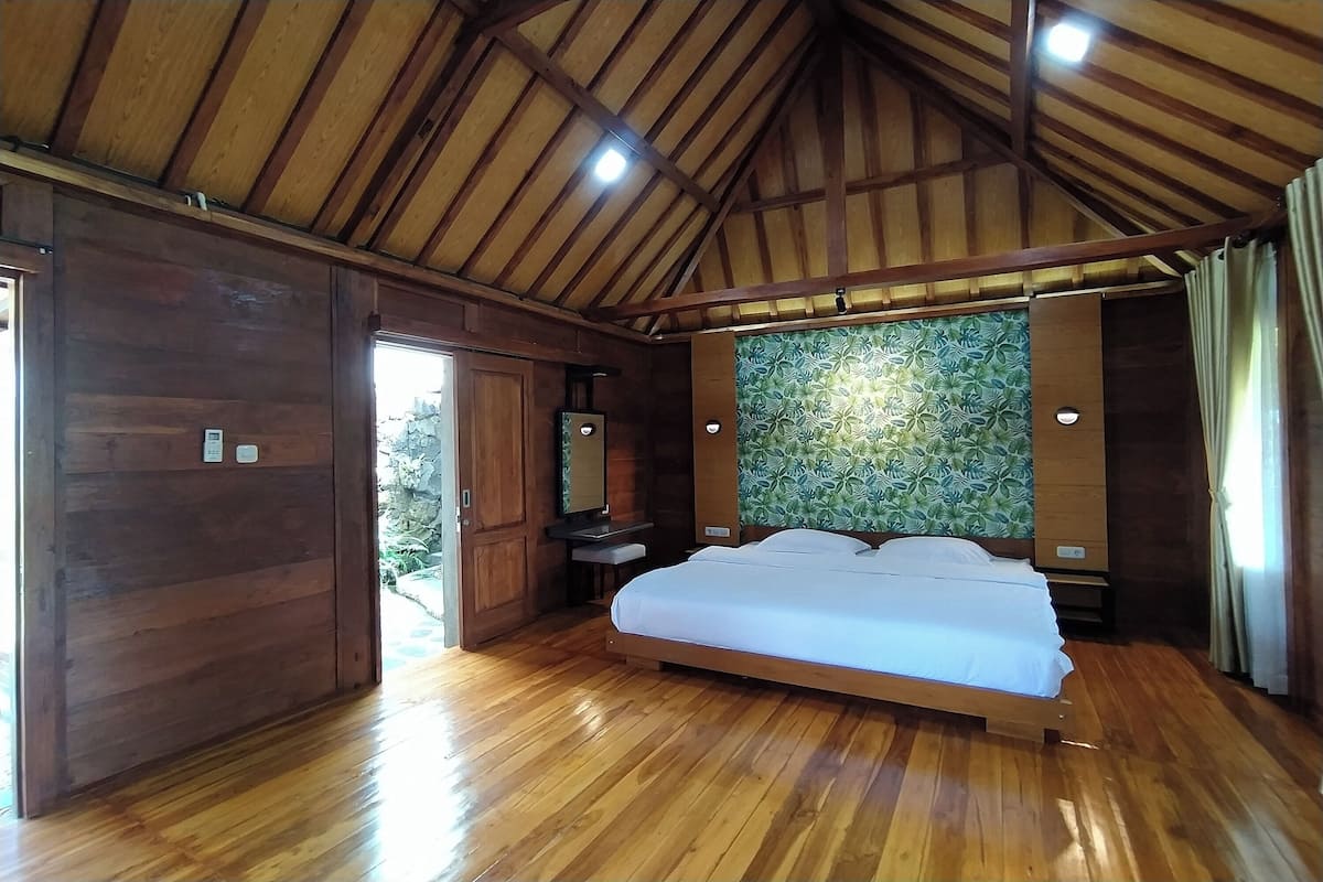 Junior Suite, Mountain View | 1 bedroom, desk, iron/ironing board, free WiFi
