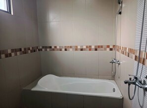 Villa | Baño | Cabezal de ducha tipo lluvia y artículos de higiene personal gratuitos