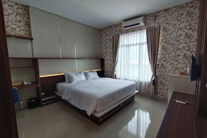 Deluxe Room | In-room safe, desk, free WiFi, bed sheets - Mulyojaten Hotel & Resto (Metro)