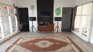 Villa Standard - 3 sovrum - utsikt mot poolen | Vardagsrum | 32-tums LCD-tv med satellitkanaler