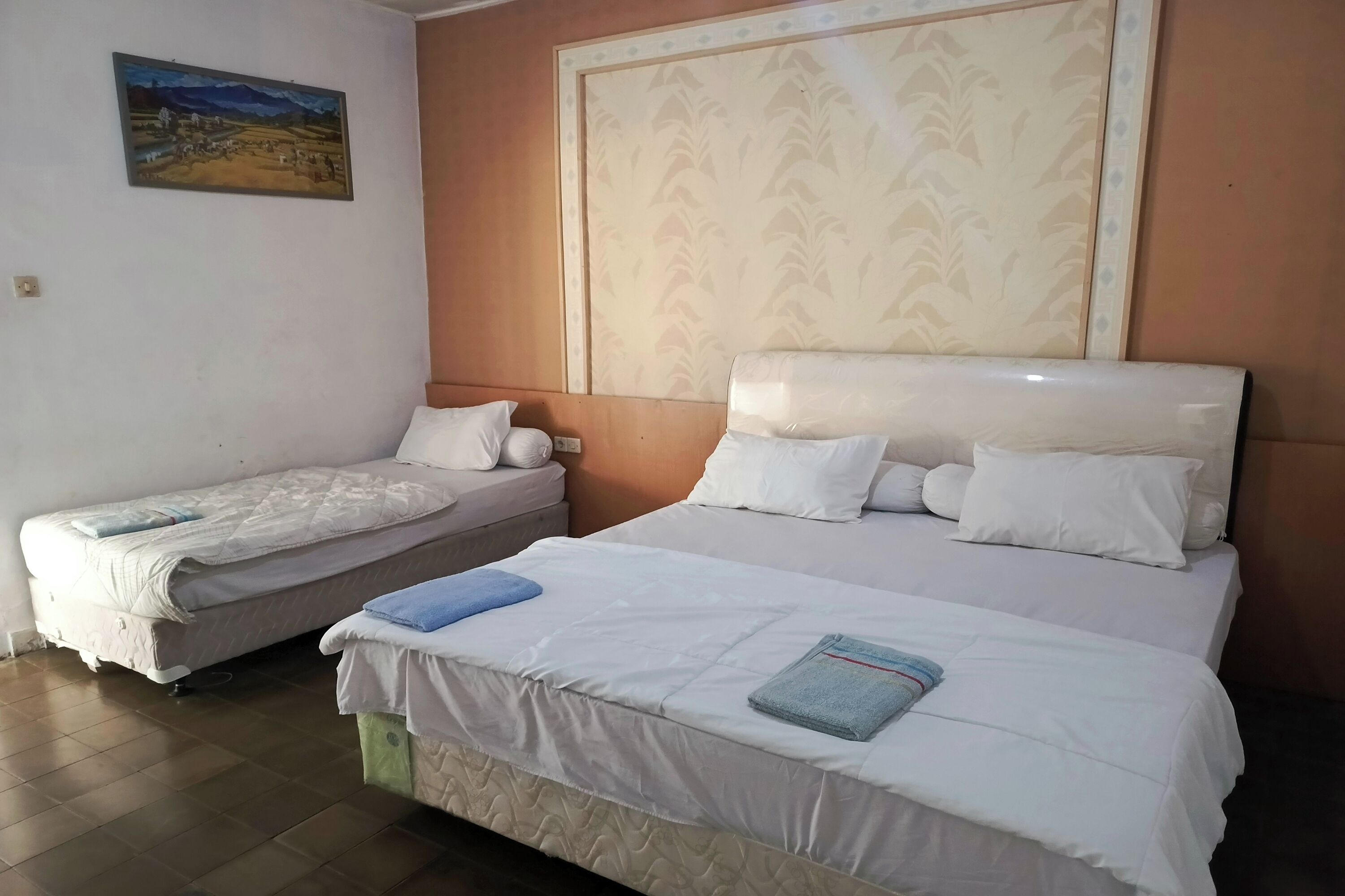 Escritorio, wifi gratis y ropa de cama 