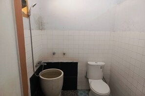 Standard Villa, 3 Bedrooms, Pool View | Bathroom | Shower, rainfall showerhead, free toiletries, towels - Surga Family House (Cisarua)