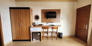 Standard Villa, Beach View | Desk, bed sheets - Villa Kopiori (Tepus)