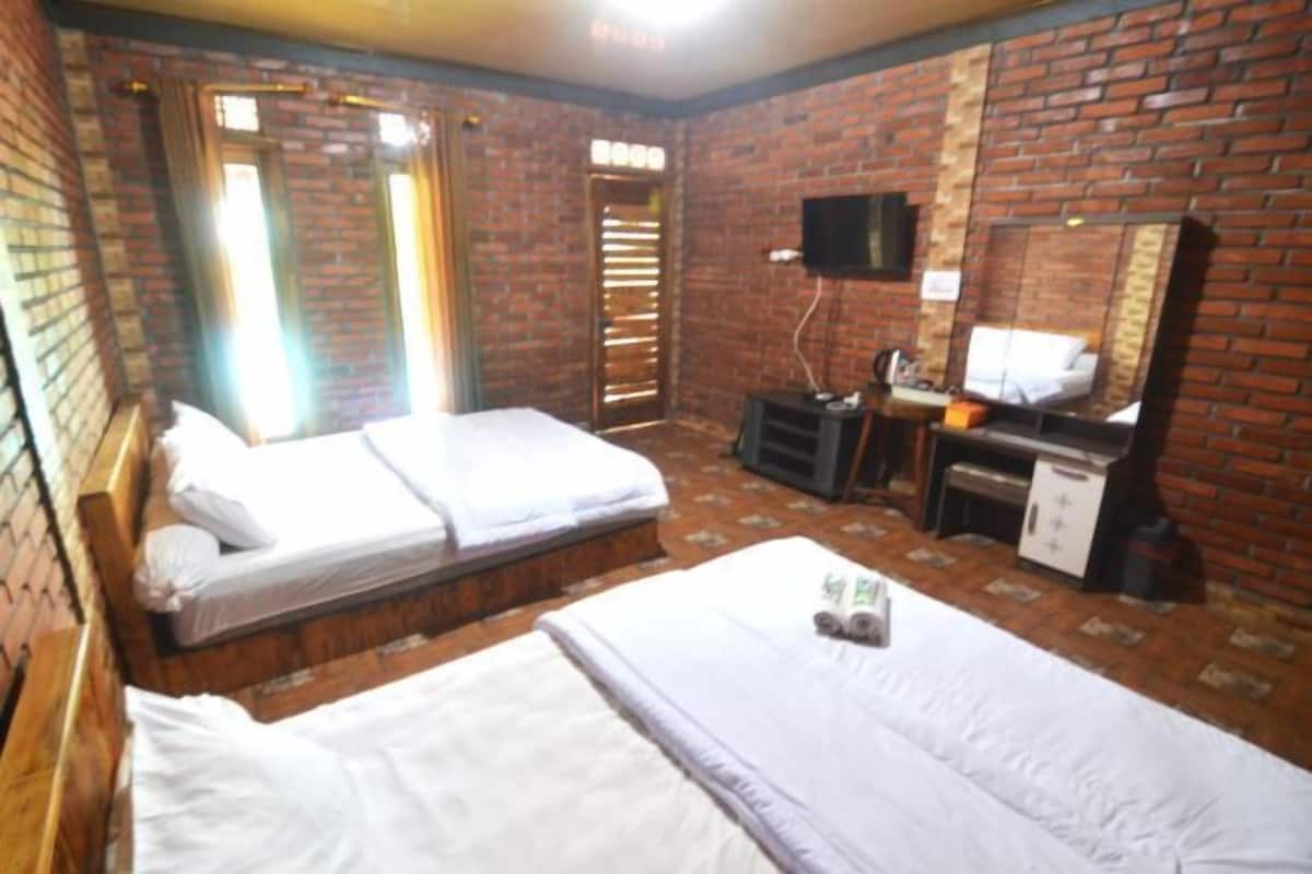 3 phòng ngủ, bàn, bộ trải giường