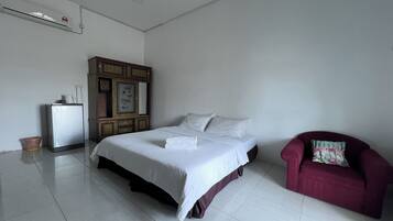 Deluxe King Room | Desk, blackout drapes, iron/ironing board, bed sheets