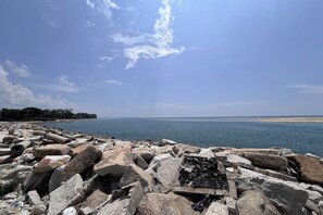 Näkymä rannalle/valtamerelle