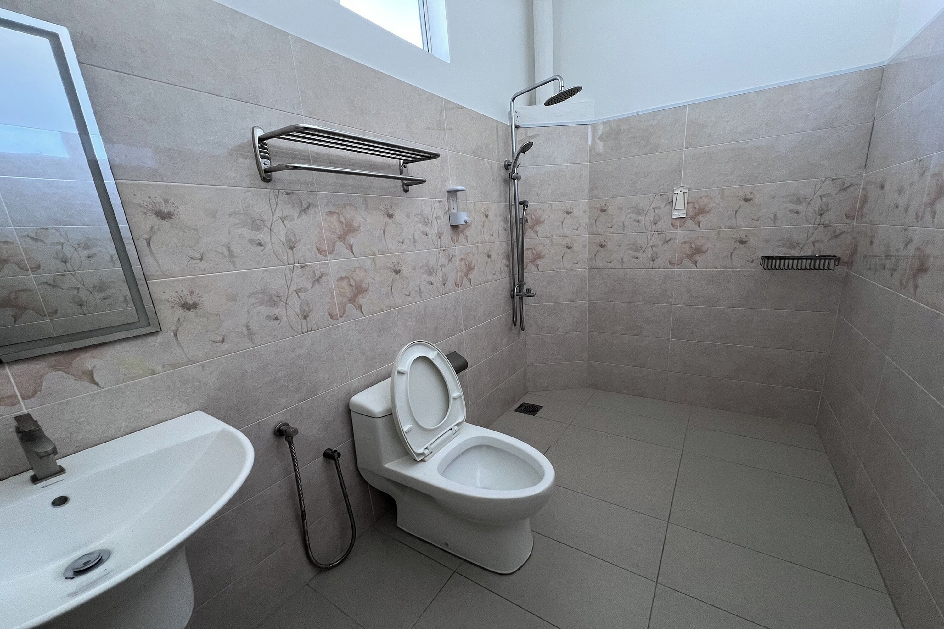 Un baño con inodoro, lavamanos y ducha.