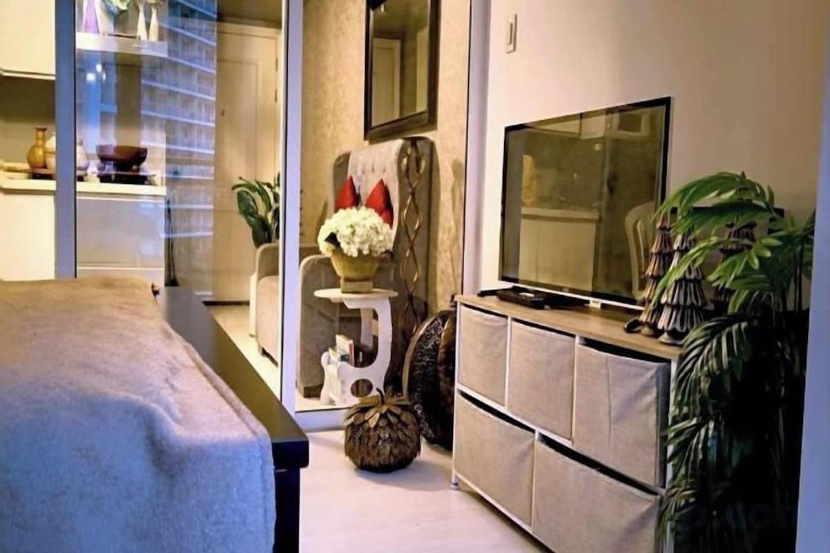 Desk, WiFi (free), bed sheets