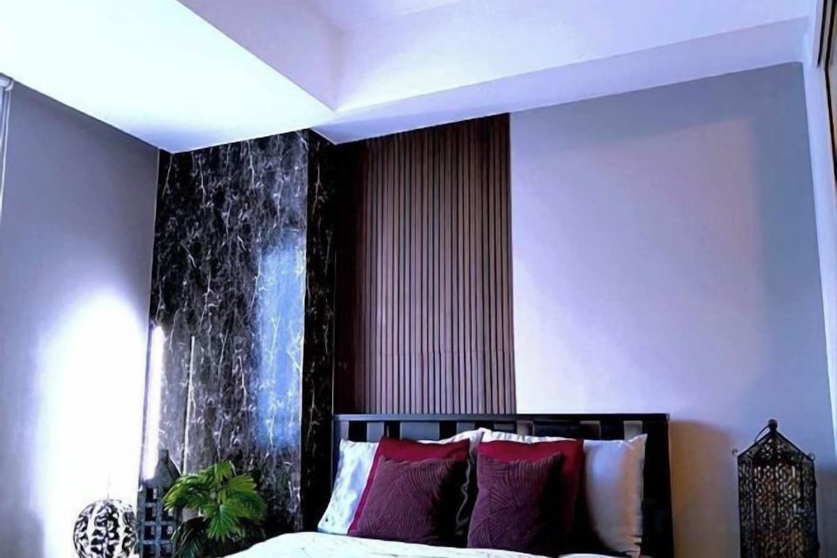 Desk, WiFi (free), bed sheets