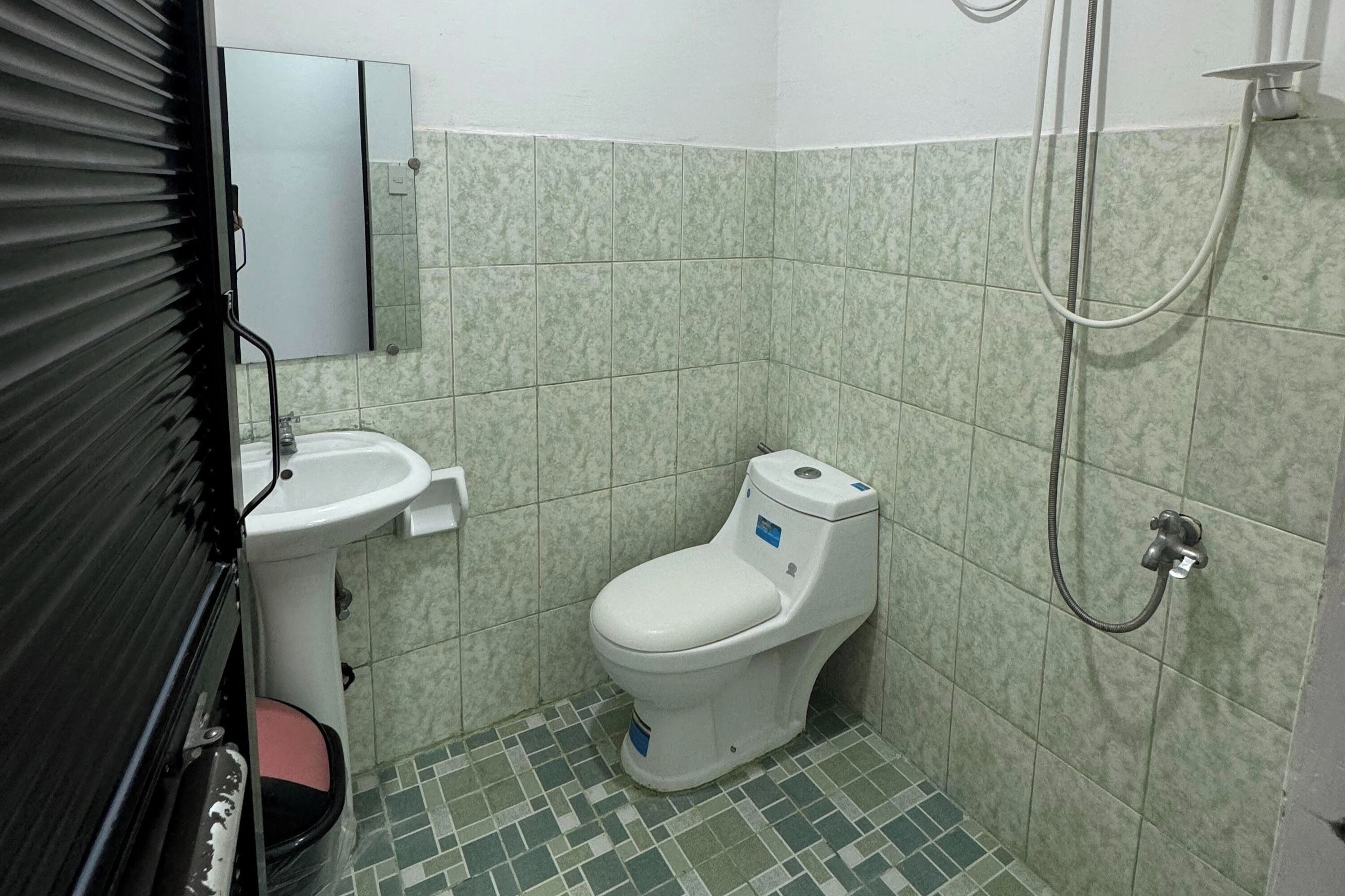 Un baño con inodoro, lavamanos y ducha.