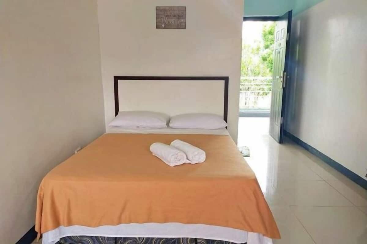 1 bedroom, desk, free WiFi, bed sheets