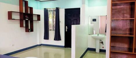 Family Room | Desk, free WiFi, bed sheets