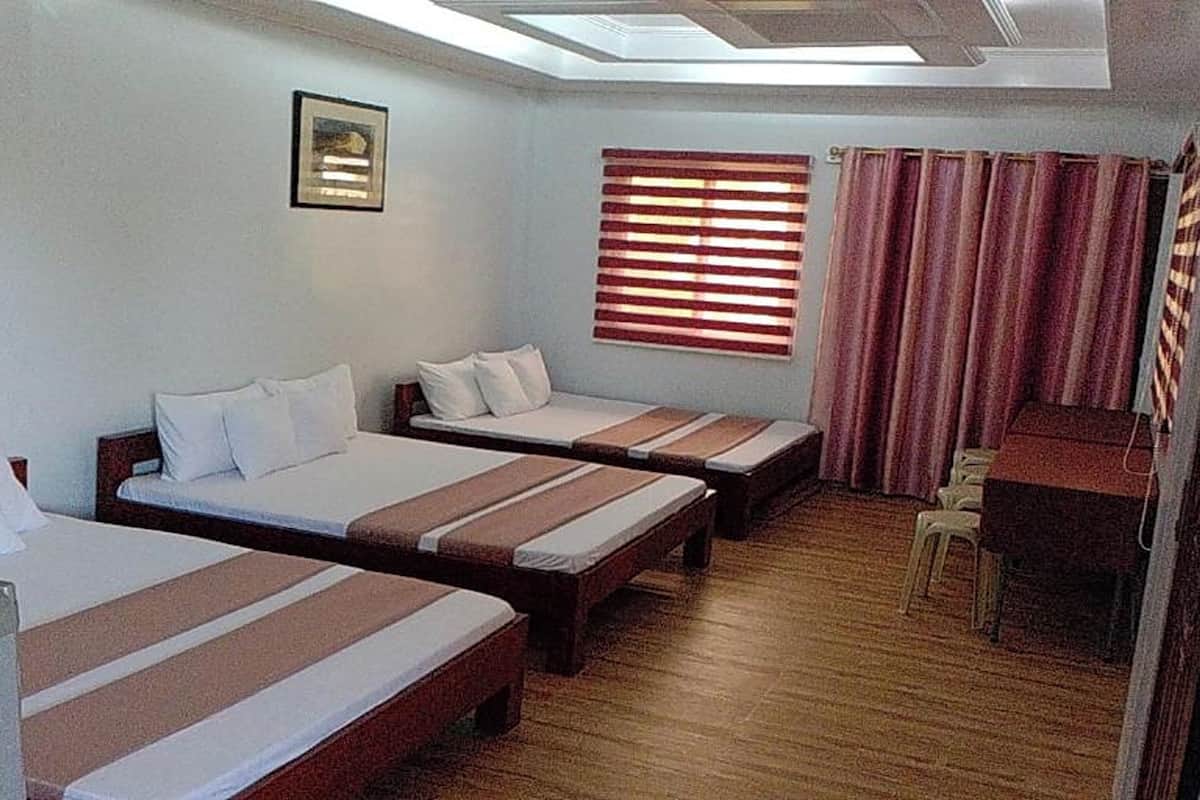 Family Room | Desk, soundproofing, free WiFi, bed sheets