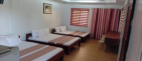 Chambre familiale | Bureau, systĂšme dâinsonorisation, accĂšs au Wi-Fi (inclus)