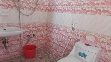 Un baño con inodoro, lavabo y ducha.