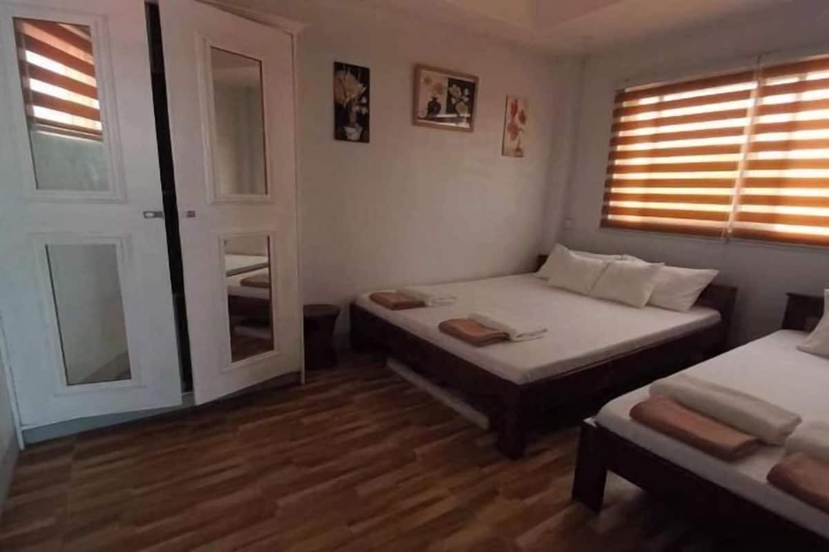 Desk, soundproofing, WiFi (free), bed sheets