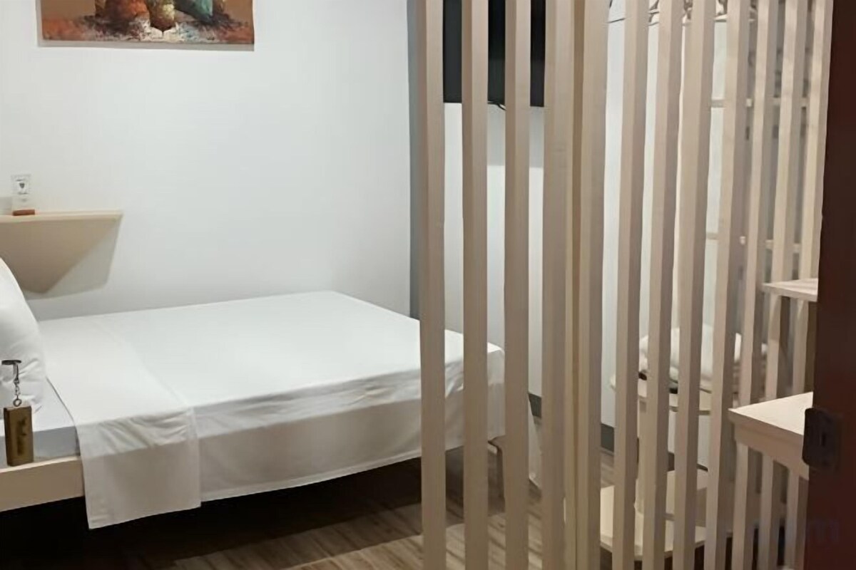 Een minibar, een bureau, gratis wifi, beddengoed