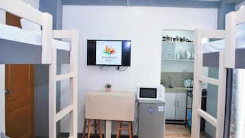 Négyágyas szoba | Minibár, íróasztal, ingyenes wifi és ágynemű