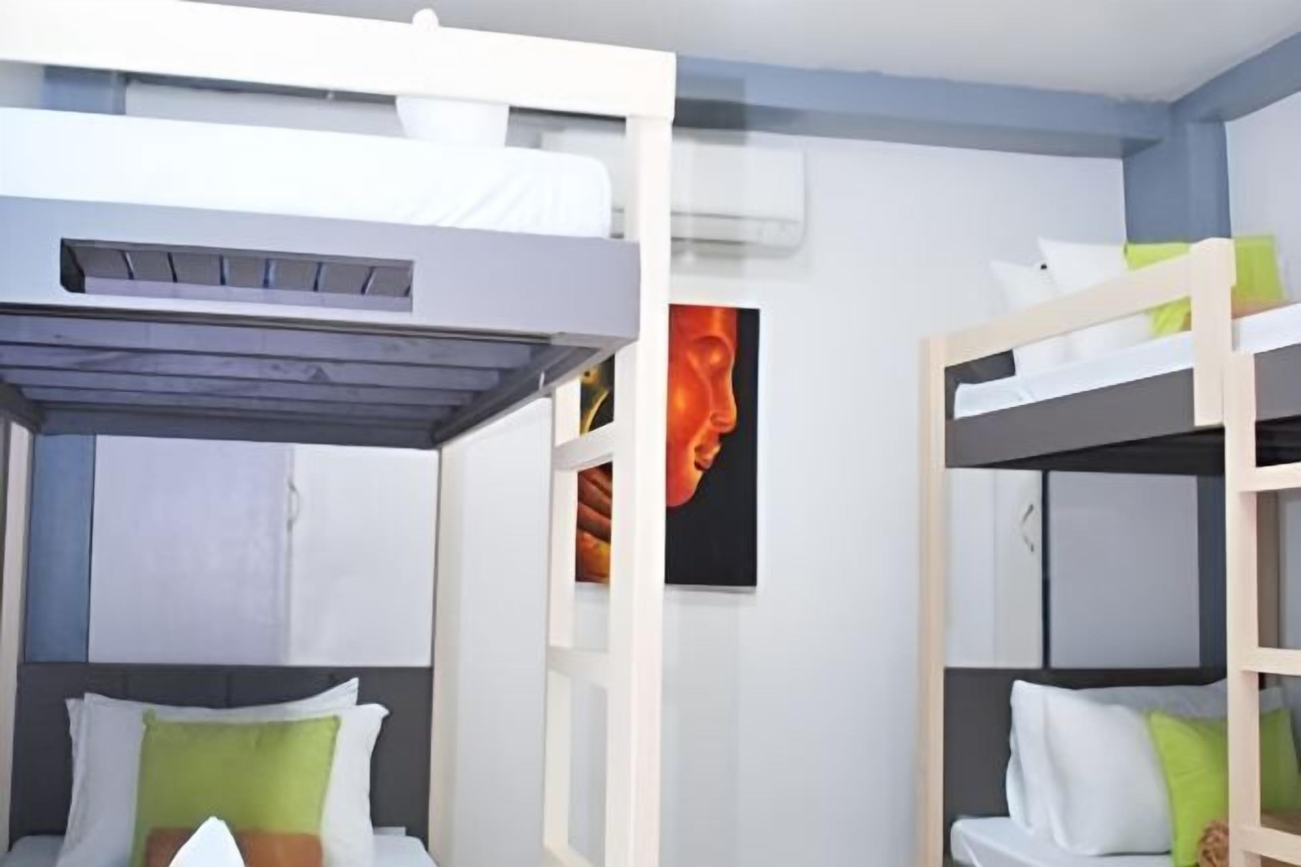 Minibar, skrivebord, wi-fi (inkludert) og sengetøy