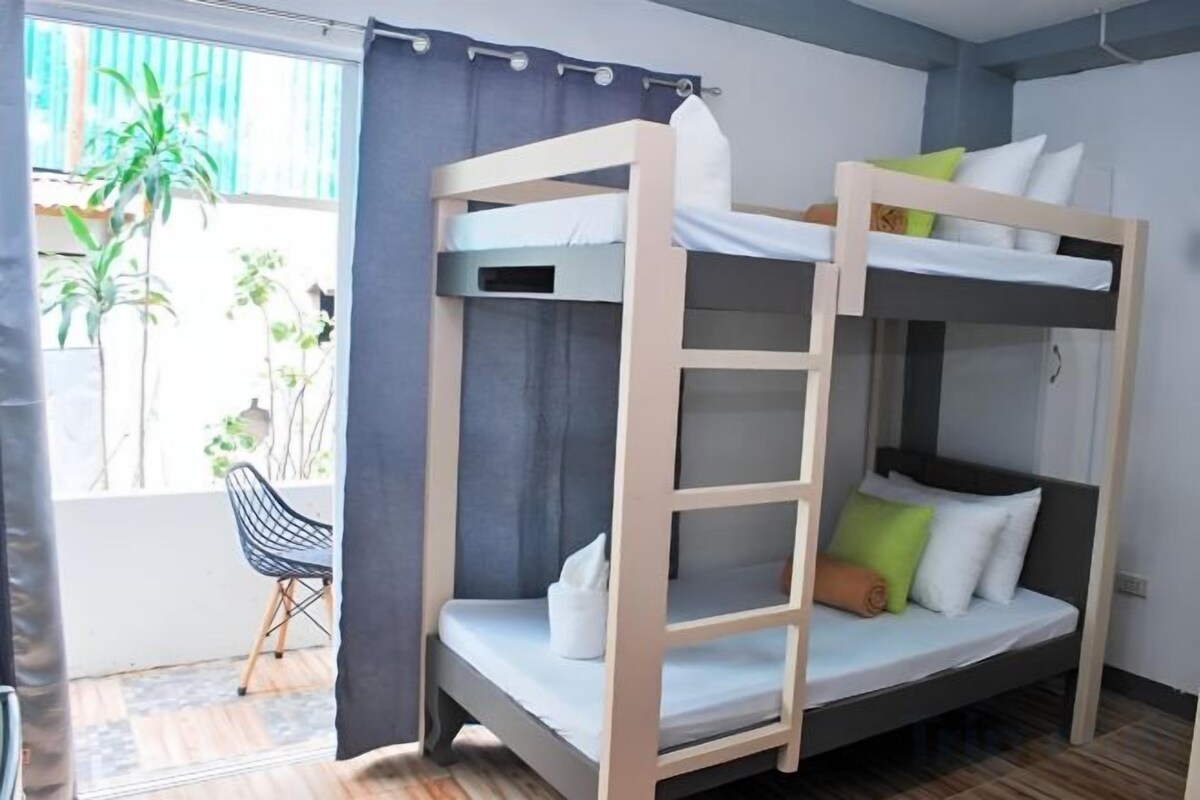 Een minibar, een bureau, gratis wifi, beddengoed