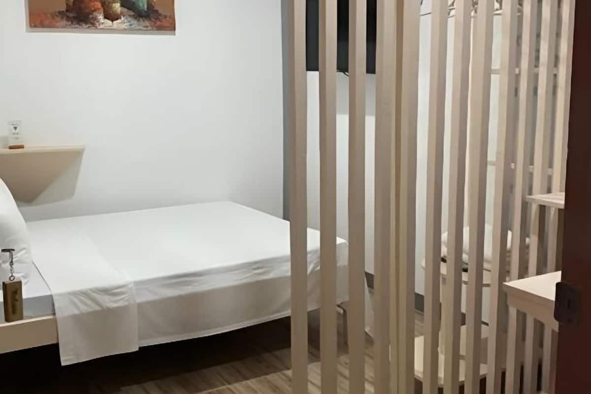 Frigobar, escrivaninha, Wi-Fi de cortesia, roupa de cama