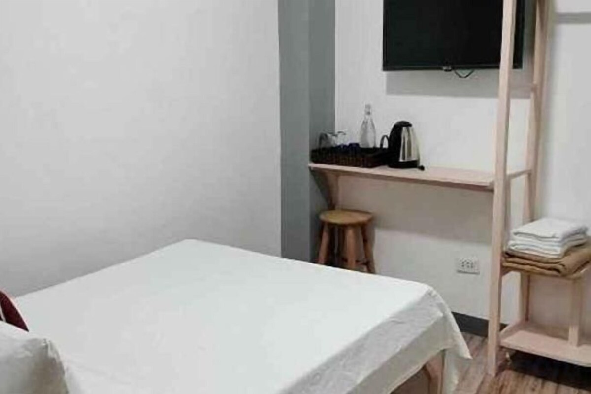 Een minibar, een bureau, gratis wifi, beddengoed