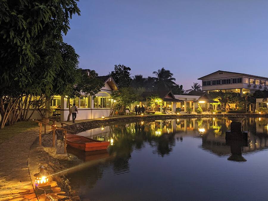 Fachada da propriedade à noite