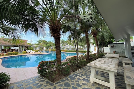 Una piscina al aire libre