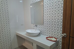 家庭客房 | 浴室 | 淋浴設備、淋浴花灑、免費盥洗用品、毛巾