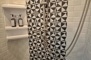 Family Room | Bathroom | Shower, rainfall showerhead, free toiletries, towels - Burichan Resort (Chanthaburi)