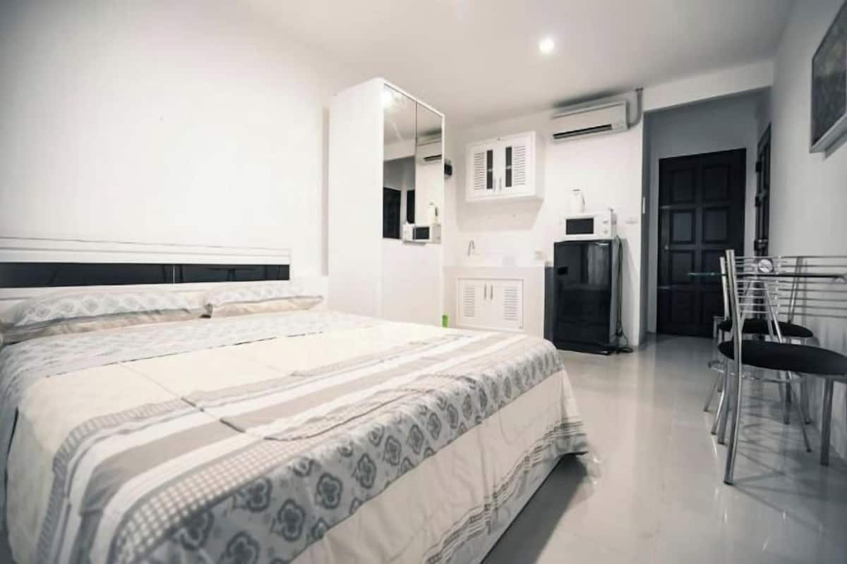 Desk, free WiFi, bed sheets