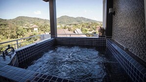 A hot tub with a view of a mountainous landscape. - Number 4 Phuket (Rawai)
