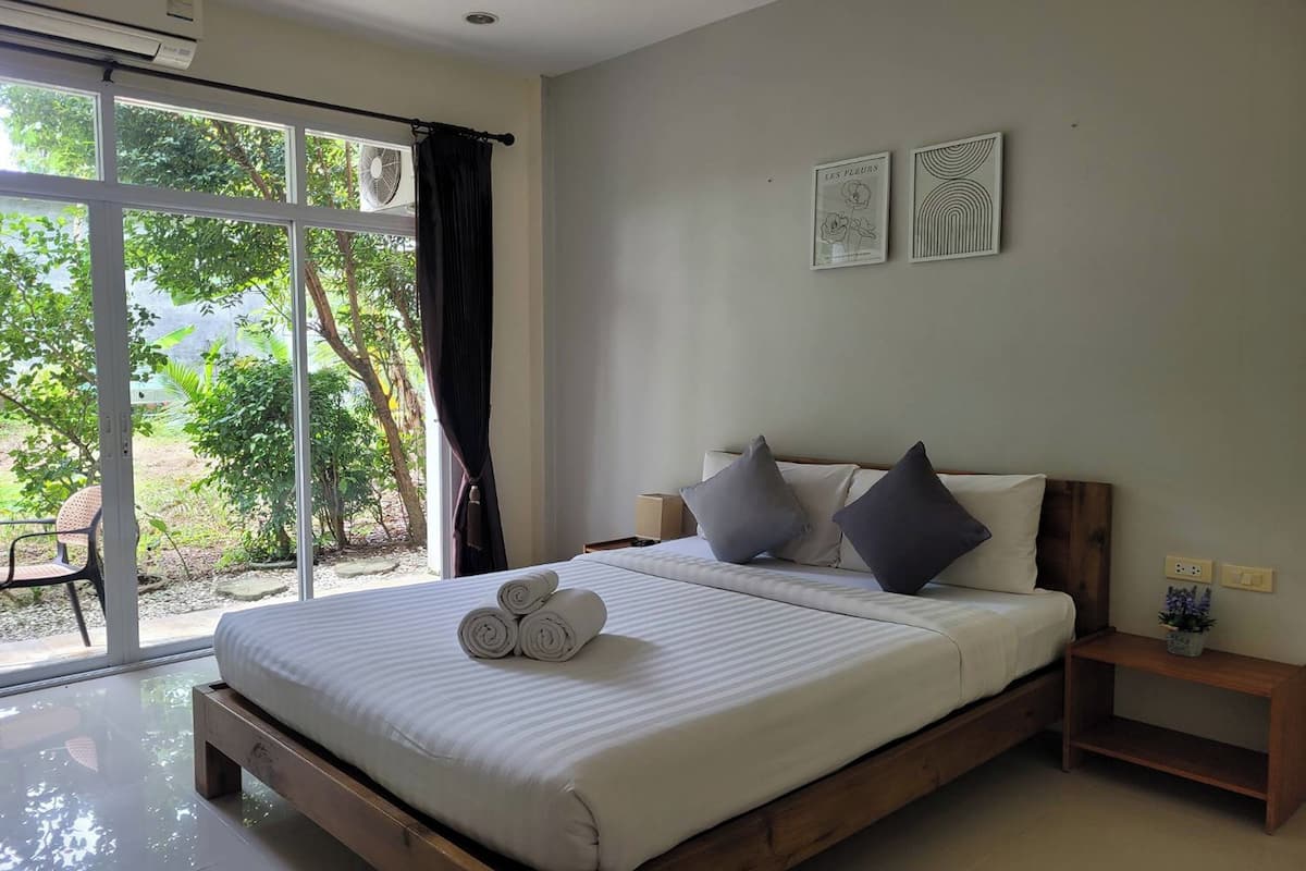 Desk, WiFi (free), bed sheets