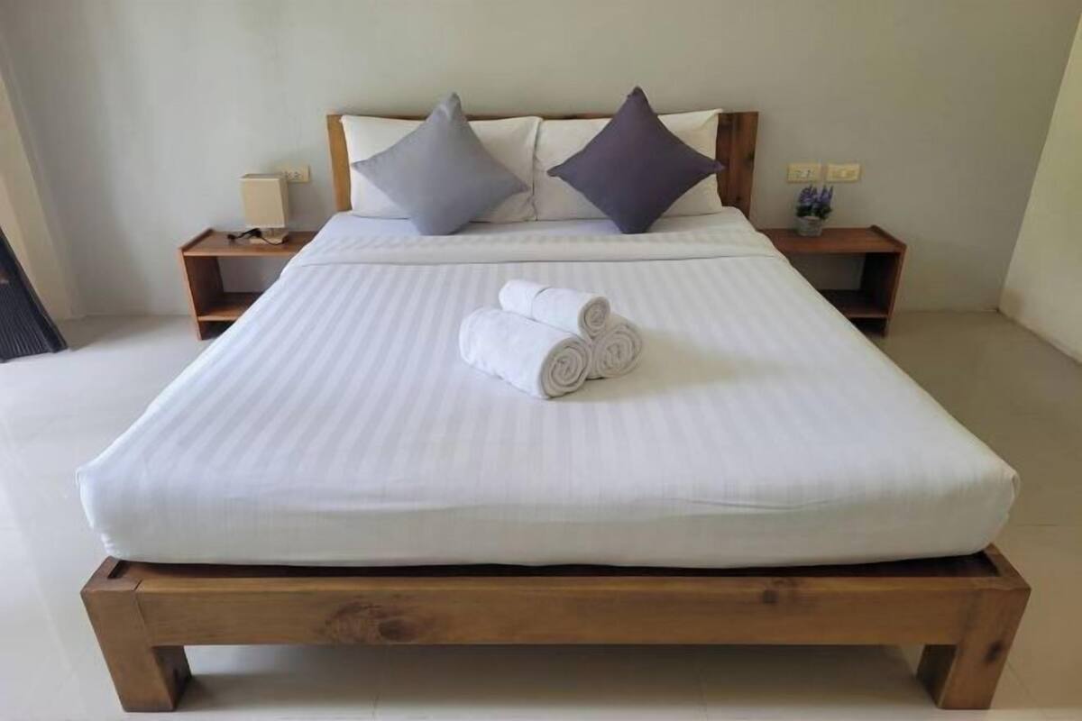 Desk, WiFi (free), bed sheets