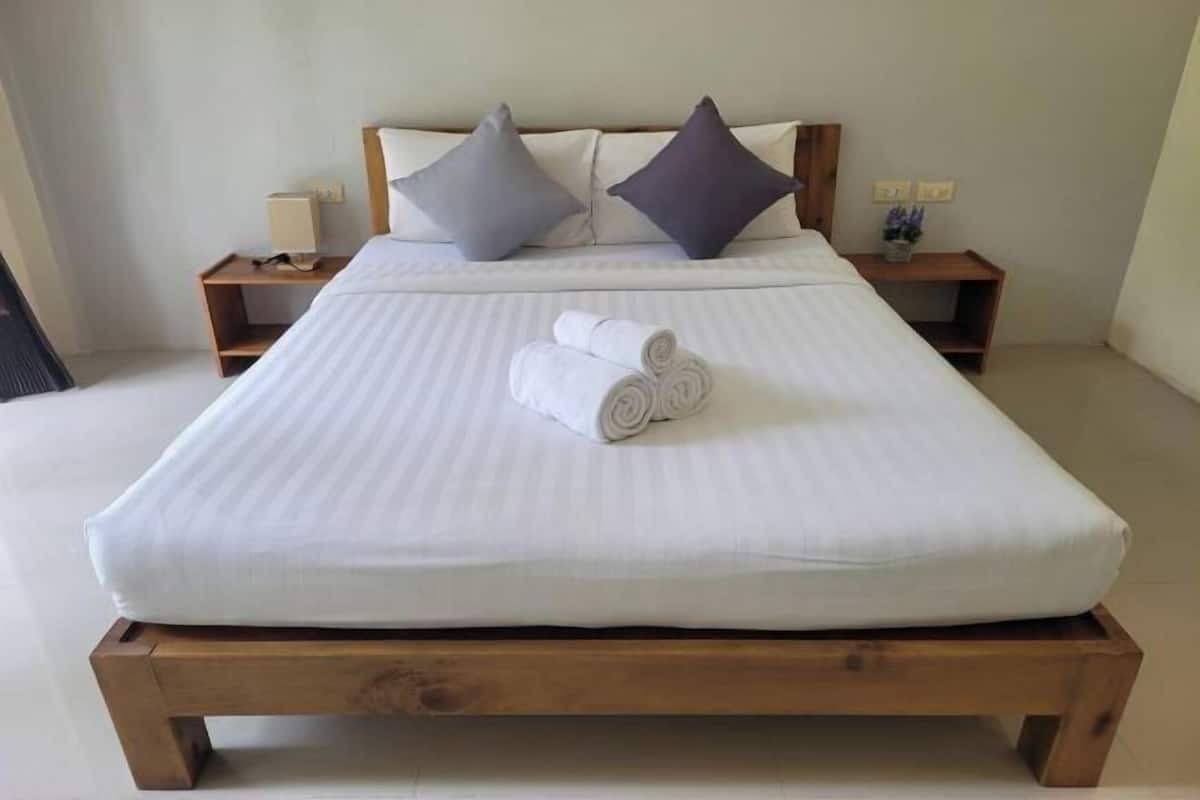 Escritorio, wifi gratis y ropa de cama