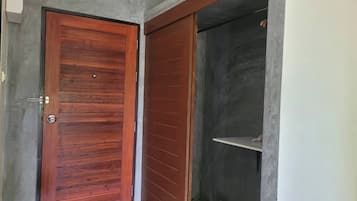 高级双人房 | 办公桌、免费 WiFi、床单