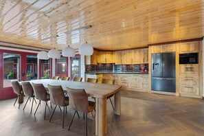 Fridge, oven, stovetop, dishwasher - Detached Home in Friesland by Canal (Jistrum / Skûlenboarch)