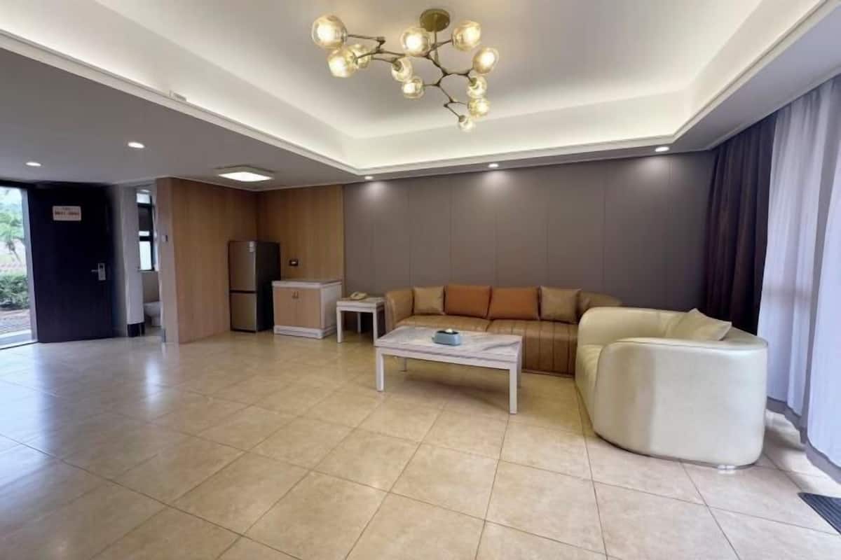 Ein stilvolles Wohnzimmer mit Sofa, Couchtisch und einem außergewöhnlichen Kronleuchter.