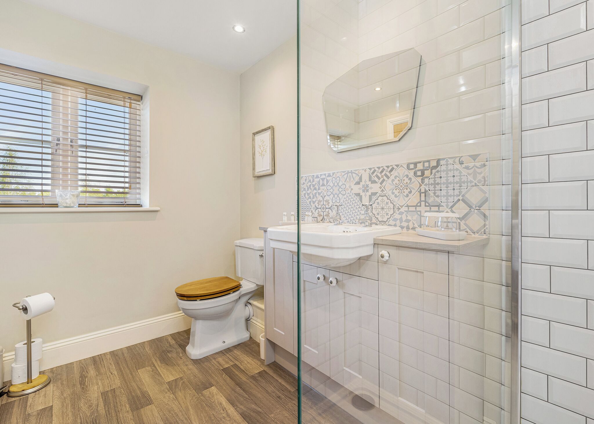Une salle de bain comprenant des toilettes, un lavabo et un espace douche.