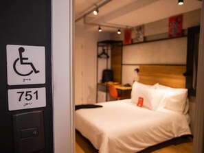 Habitación de hotel con señal de accesibilidad para sillas de ruedas y el número 751.